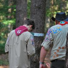De scouts speelden een spel in ons grote bos